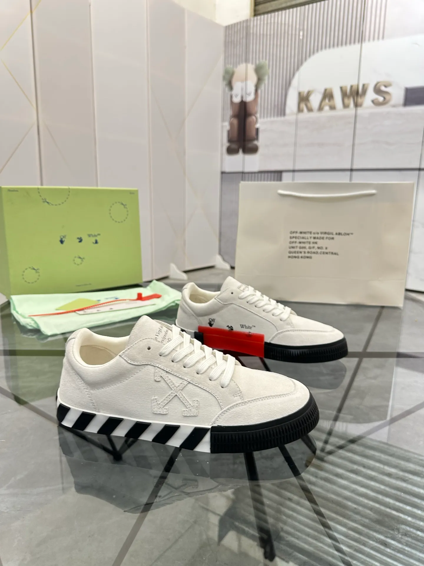 Selling men's shoes 💰: 💰P440¥ Product trademark: OFF WHITE * "OFF WHITE*" low-top casual shoes Regular size: 35-45 (can be customized to 46) Couple style Product materials: imported nubuck leather upper spliced ​​with original fabric, breathable lining, original outsole. No.: H203